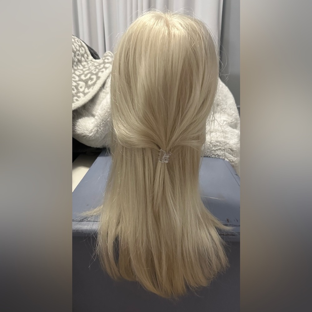 Platinum Beautiful Wig 22 inches